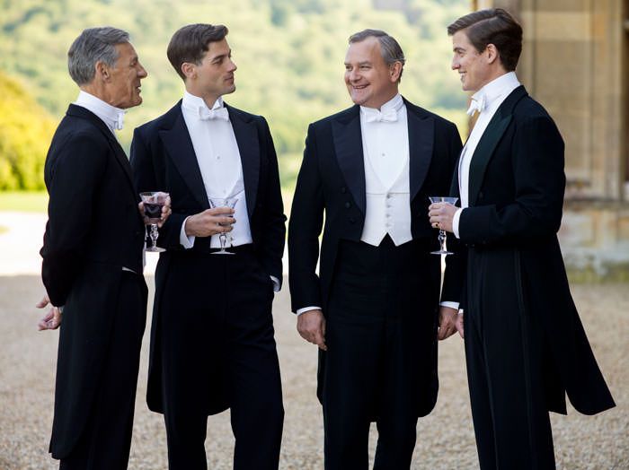 Homens de casaca, no estilo <i>White Tie</i>, ao entardecer.
