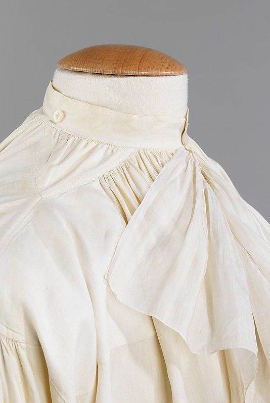 Detalhe da camisa masculina de linho francês dos 1780s.